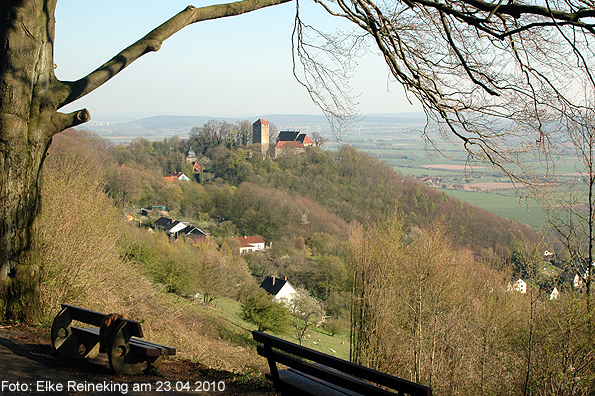 Der schönste Blick im Naturpark auf die Burg Schaumburg von der Passstraße des Mönchebergs aus.
